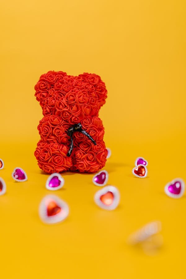 Ours en roses : le cadeau qui émerveille et touche le cœur